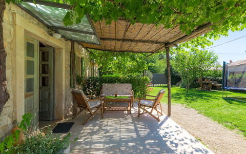 Hrelja: Propriété, Immobilier, Bâtiment, Maison, Zone Résidentielle, Cour, Domicile, Arrière-Cour, Pergola, Botanique