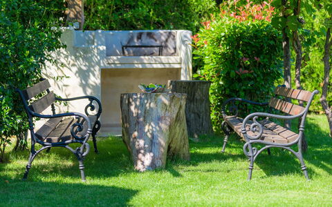 Hrelja: Cour, Vert, Pelouse, Herbe, Jardin, Propriété, Arrière-Cour, Maison, Arbre, Meubles
