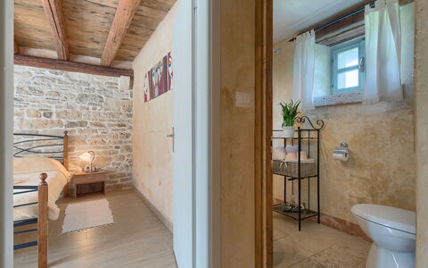 Hrelja: Meubles, Propriété, Fenêtre, Salle De Bains, Bois, Bâtiment, Évier, Éclairage, Luminaire Plomberie, Chaise