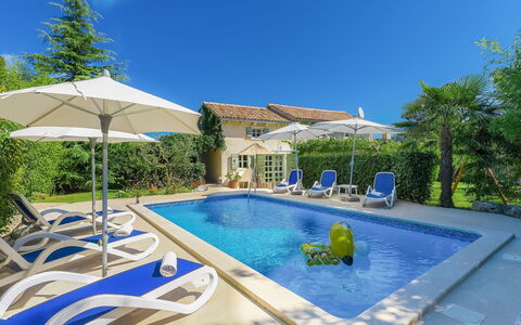 Hrelja: Piscine, Propriété, Immobilier, Maison, Bâtiment, Vacances, Loisir, Centre De Loisirs, Bleu Azur, Biens
