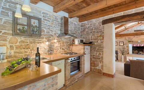 Hrelja: Cabinetry, Comptoir, Propriété, Meubles, Cuisine, Robinet, Bois, Design Intérieur, Cuisinière, Architecture