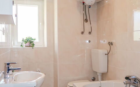 Antica: Robinet, Luminaire Plomberie, Propriété, Lavabo, Évier, Salle De Bains, Baignoire, Bâtiment, Violet