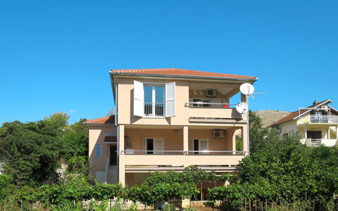 Perisa: Propriété, Maison, Domicile, Bâtiment, Immobilier, Zone Résidentielle, Architecture, Ciel, Lot Terre, Arbre