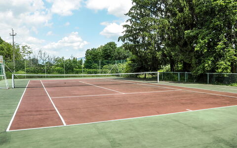 Casale Preoni: Court De Tennis, Complexe Sportif, Propriété, Herbe, Tennis, Ligne, Immobilier, Arbre, Des Sports, Loisir