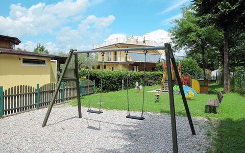Fior di Sole: Nuage, Ciel, Plante, Arbre, Ombre, Lot Terre, Terrain De Jeux, Herbe, Design Urbain, Bâtiment