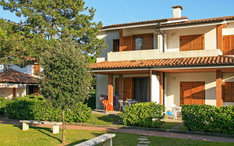 Bibione 709: Plante, Bâtiment, Fenêtre, Ciel, Arbre, Maison, Lot Terre, Architecture, Herbe, Ombre