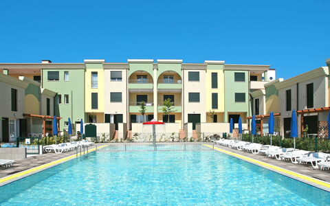 Caorle 642: L'Eau, Ciel, Bâtiment, Plante, Piscine, Fenêtre, Bleu Azur, Plan D'Eau, Maison, Loisir