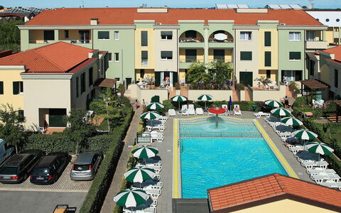 Caorle 642: L'Eau, Fenêtre, Propriété, Bâtiment, Ciel, Piscine, Design Urbain, Véhicule, Architecture, Mobilier De Jardin