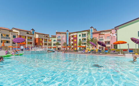 Caorle 647: L'Eau, Ciel, Bâtiment, Propriété, Piscine, Bleu Azur, Maison, Fenêtre, Loisir, Condominium