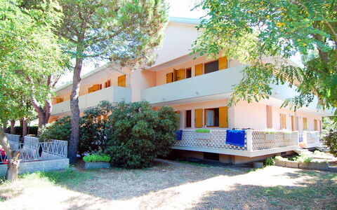 Rosolina Mare 641: Plante, Bâtiment, Fenêtre, Arbre, Design Urbain, Ombre, Chalet, Loisir, Maison, Paysage