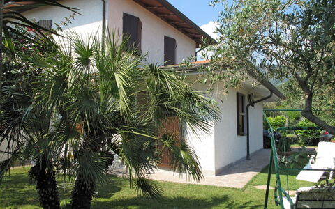 Mia: Propriété, Maison, Domicile, Immobilier, Arbre, Bâtiment, Chalet, Cour, Façade, Villa