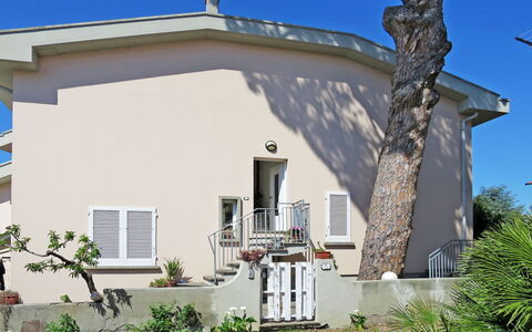 Castiglioncello 641: Plante, Bâtiment, Propriété, Ciel, Fenêtre, Arbre, Maison, Ombre, Mur, Zone Résidentielle