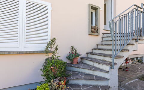 Castiglioncello 641: L'Eau, Ciel, Bâtiment, Plante, Propriété, Piscine, Bleu Azur, Arbre, Fenêtre, Maison