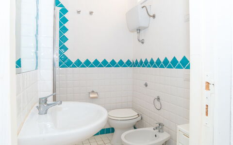 Cannigione 614: Miroir, Luminaire Plomberie, Évier, Propriété, Lavabo, Photographier, Robinet, Blanc, Salle De Bains, Violet