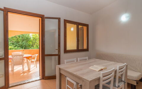 Case Stelle Marine (Rei217): Table, Meubles, Chaise, Bâtiment, Bois, Plante, Table Cuisine Et Salle A Manger, Design Intérieur, Tache De Bois, Sol