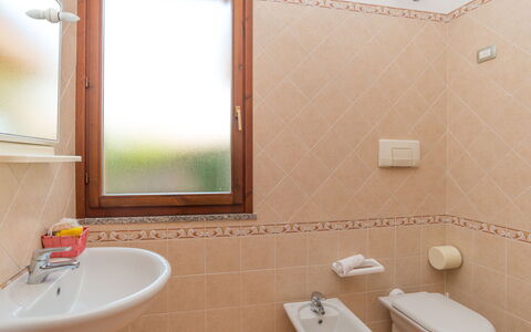 Case Stelle Marine (Rei217): Miroir, Luminaire Plomberie, Propriété, Robinet, Photographier, Évier, Lavabo, Blanc, Salle De Bains, Fenêtre