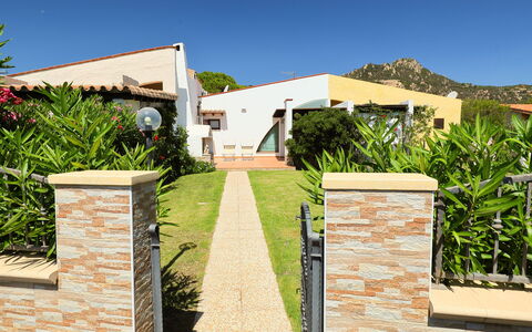 Mirto Marino (Rei410): Propriété, Zone Résidentielle, Domicile, Maison, Immobilier, Herbe, Bâtiment, Architecture, Mur, Arbre