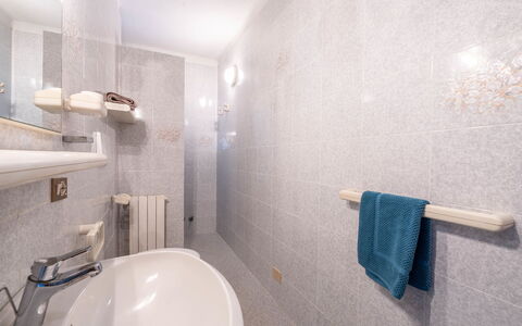 Capoliveri 671: Propriété, Baignoire, Luminaire Plomberie, Salle De Bains, Robinet, Design Intérieur, Miroir, Lavabo, Sol, Bâtiment