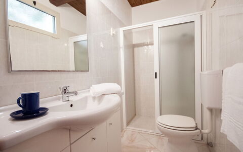 Capoliveri 674: Miroir, Robinet, Luminaire Plomberie, Évier, Propriété, Lavabo, Armoire De Toilette, Salle De Bains, Violet, Bois