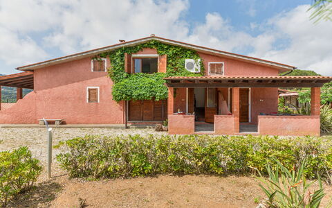 Capoliveri 678: Nuage, L'Eau, Ciel, Propriété, Plante, Piscine, Bâtiment, Fenêtre, Bleu Azur, Bleu