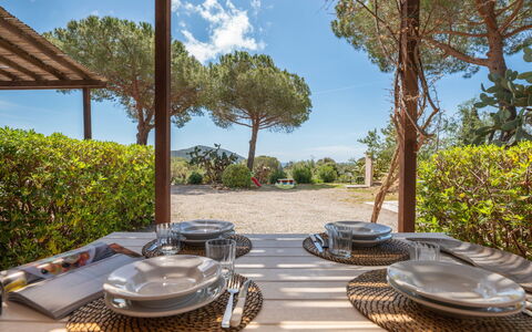 Elbamar Lacona 2: Ciel, Plante, Propriété, Vaisselle, Table, Vaisselle, Ombre, Mobilier De Jardin, Arecales, Nuage