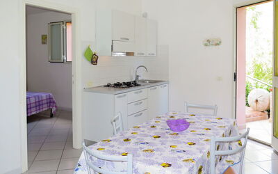 Il Seccione 651.3: Meubles, Pièce, Propriété, Sol, Design Intérieur, Mur, Jaune, Violet, Bâtiment, Table