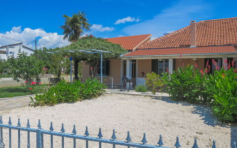 Lidija: Nuage, Ciel, Plante, Bâtiment, Propriété, Fenêtre, Bleu, Clôture, Bleu Azur, Maison