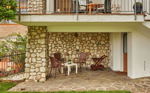 Rocchetta: Bâtiment, Plante, Chaise, Bois, Design Intérieur, Table, Fenêtre, Chalet, Tableau De Plein Air, Ombre