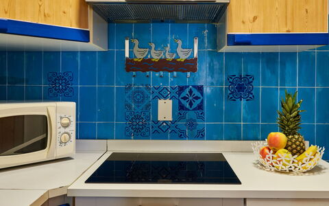 Rocchetta: Bleu, Cuisine, Cabinetry, Bleu Azur, Comptoir, Design Intérieur, Bâtiment, Jaune, Mur, Sol