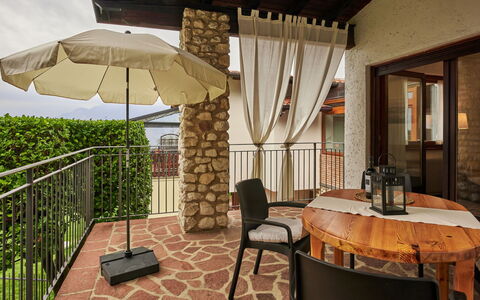 Rocchetta: Table, Meubles, Plante, Chaise, Bâtiment, Bois, Parapluie, Ombre, Architecture, Mobilier De Jardin