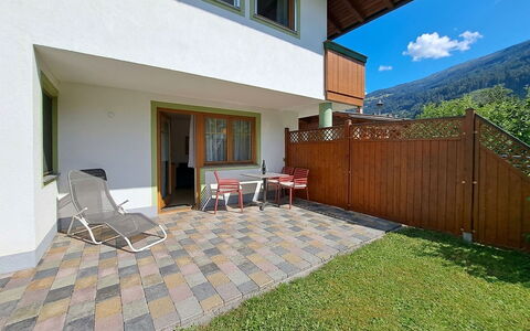 Zell am Ziller 685: Tache De Bois, Jardin, Ombre, Dalle, Dur, Aménagement Paysager, Cour, Eco Hôtel, Cour, Arrière-Cour