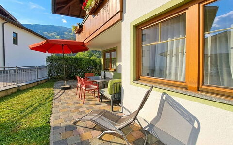 Zell am Ziller 685: Plante D'Appartement, Tache De Bois, Pot De Fleur, Eco Hôtel, Chaise, Balcon, Ombre, Cour, Aménagement Paysager, Villa