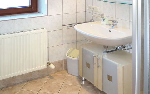 Zell am Ziller 685: Salle De Bains, Pièce, Propriété, Tuile, Sol, Armoire De Toilette, Meubles, Mur, Design Intérieur, Bâtiment