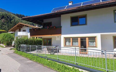 Zell am Ziller 685: Ciel, Plante, Propriété, Fenêtre, Bâtiment, Lot Terre, Zone Résidentielle, Porte, Arbre