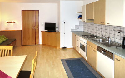 Kraftreich Apartments 685.2: Pièce, Propriété, Comptoir, Cuisine, Meubles, Bâtiment, Cabinetry, Design Intérieur, Maison, Sol