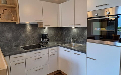 Mayrhofen 788: Cabinetry, Comptoir, Evier, Propriété, Évier, Bâtiment, Cuisine, Robinet, Cuisinière, Appareil De Cuisine