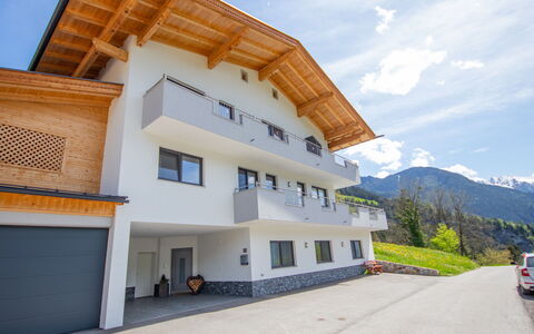 Mayrhofen 788: Nuage, Domicile, Design Urbain, Balcon, Cumulus, Meteorologique Phénomène, Allée, Villa, Siding, Alpes