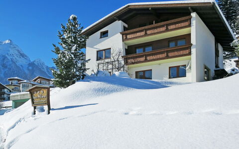 Finkenberg 608: Ciel, Bâtiment, Neige, Fenêtre, Montagne, Arbre, Maison, Pente, Terrain, Mélèze