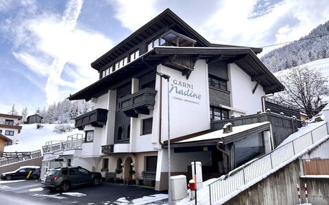 Sölden 667: Nuage, Ciel, Propriété, Bâtiment, Neige, Fenêtre, Montagne, Architecture, Véhicule, Zone Résidentielle