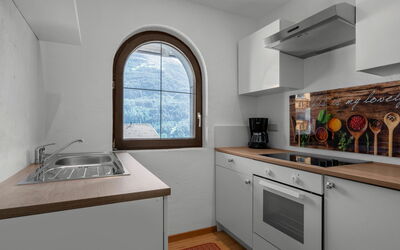 Nadine 667.7: Cabinetry, Evier, Fenêtre, Évier, Appareil De Cuisine, Comptoir, Cuisinière, Bois, Cuisine, Électroménager