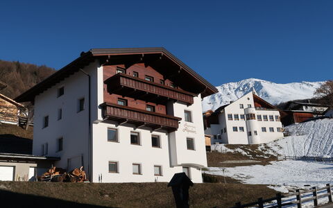 Prutz Kaunertal 659: Ciel, Bâtiment, Fenêtre, Montagne, Neige, Bleu Azur, Maison, Monde, Pente, Zone Résidentielle