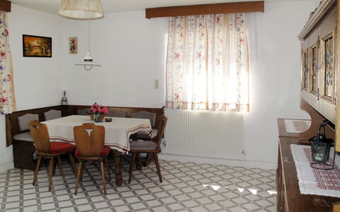 Nauders 628: Table, Meubles, Propriété, Chaise, Bois, Éclairage, Design Intérieur, Sol, Sol, Fenêtre