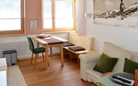 Falch: Pièce, Salon, Meubles, Design Intérieur, Propriété, Sol, Bâtiment, Table, Mur, Maison