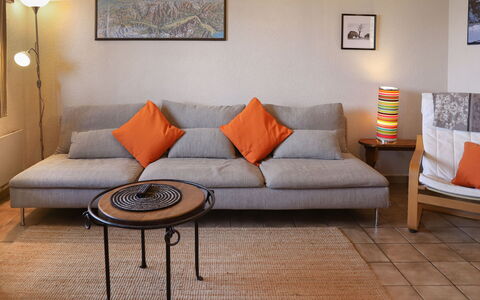 Edelweiss: Meubles, Sol, Canapé, Sol, Design Intérieur, Salon, Chaise, Coussin, Confort