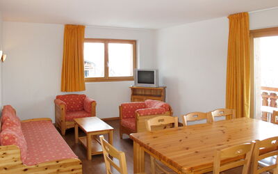 Le Pracondu (Hne250) 703.2: Pièce, Meubles, Propriété, Bâtiment, Table, Sol, Design Intérieur, Dur, Maison, Plafond