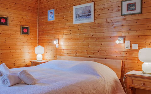 Les Clarines: Design Intérieur, Meubles, Bois, Chambre, Lit, Plafond, Sol, Pièce, Sol, Drap De Lit