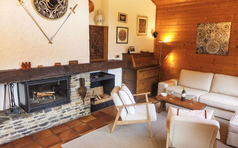 Les Clarines: Meubles, Design Intérieur, Sol, Canapé, Bois, Salon, Sol, Pièce, Plafond, Chaise