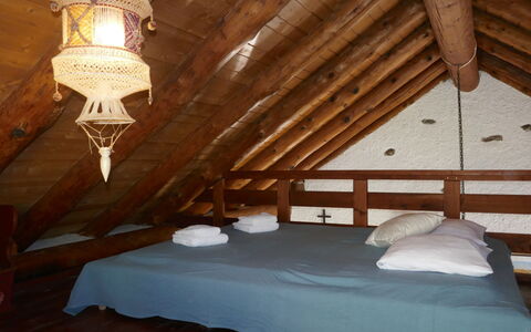 Rustico Girasole: Propriété, Bâtiment, Fenêtre, Bois, Architecture, Confort, Maison, Faisceau, Mur, Grenier