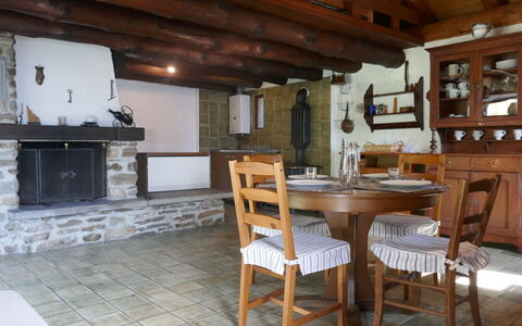 Rustico Girasole: Meubles, Propriété, Table, Chaise, Bâtiment, Bois, Cabinetry, Design Intérieur, Sol, Sol