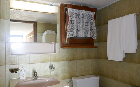 Rustico Girasole: Miroir, Robinet, Lavabo, Évier, Propriété, Luminaire Plomberie, Armoire De Toilette, Salle De Bains, Design Intérieur, Bois